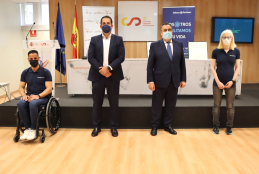 Sergio Garrote, Borja Díaz, Miguel Carballeda y Susana Rodríguez, en el acto de firma