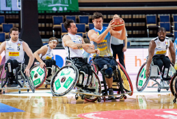 Partido de baloncesto en silla de ruedas