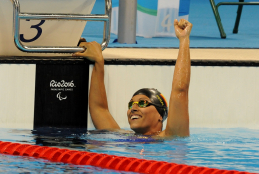 Teresa Perales, alza los brazos tras conseguir el oro en los Juegos de Río