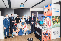 Deportistas y autoridades, durante el acto de inauguración de la exposición