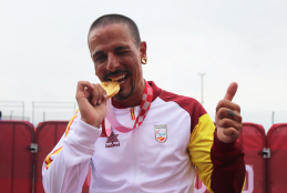 Sergio Garrote mordiendo la medalla de oro
