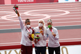 Sara Martínez en el podium con su medalla de plata