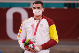 Sergio Ibáñez en el podio de los Juegos Paralímpicos con la medalla de plata