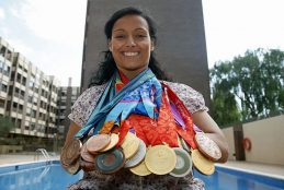 Teresa Perales muestras las 26 medallas paralímpicas que ha ganado