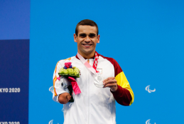 Óscar Salguero tras recibir la medalla de plata de los 100 metros braza