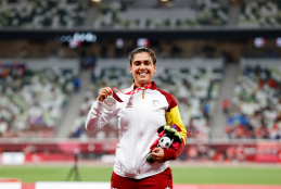 Miriam Martínez con su medalla de plata en el Estadio Olímpico de Tokio