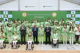 Foto de familia con autoridades y deportistas