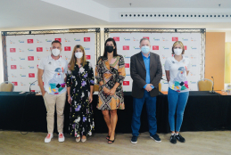 Foto de familia con los protagonistas del acto de presentación 