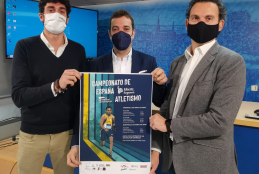 Pablo García, Pedro López y Santos Suárez muestran el cartel del campeonato