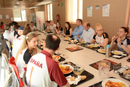 Deportistas comiendo en la Residencia Blume del Centro de Alto Rendimiento