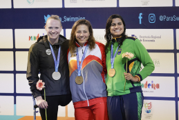 Nuria, en el podio con la medalla de oro