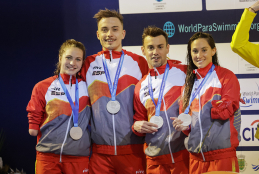 El equipo del relevo, con la medalla de plata 