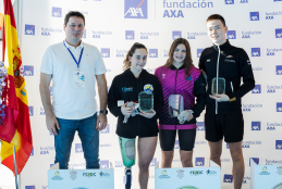 Los tres ganadores con Josep Alfonso, director de la fundación AXA