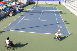 Partido de tenis en silla de ruedas.