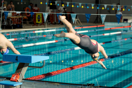 Una nadadora se lanza a la piscina