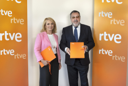elena Sánchez y Miguel Carballeda tras firmar el acuerdo. Foto: RTVE.