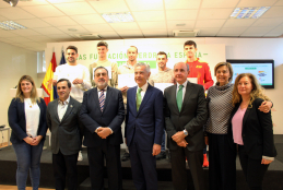 Foto de familia tras la entrega de las becas