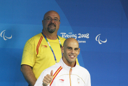 Javier de Aymerich acompaña a Richard Oribe en el podio de Pekín 2008