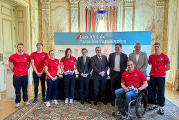 Ganadores, deportistas y autoridades posan en la Embajada de Francia