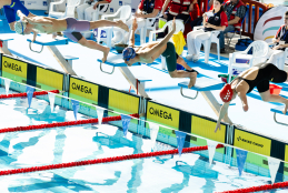 Nadadores se lanzan a la piscina