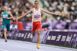 Yassine cruzando la meta en los 5.000 metros