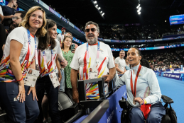 Miguel Carballeda en París con la ministra Pilar Alegría y la nadadora Teresa Perales