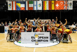 Selección masculina celebrando la medalla