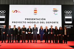 Foto de familia tras la presentación. Foto: Pool Moncloa/Borja Puig de la Bellacasa