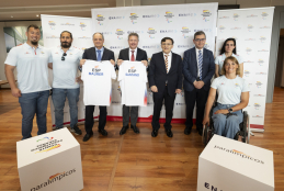 Foto de familia tras la firma