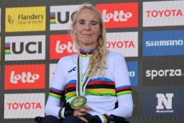Manuela Vos con la medalla de oro del mundial