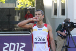 Alberto Su�rez emcionado al finalizar en el marat�n con oro