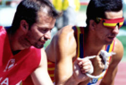 Un atleta ciego y su gu&#237;a, preparados en la salida