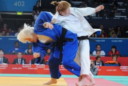 Carmen Herrera luchando en pleno combate