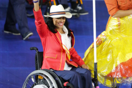 Teresa Perales en la inauguraci�n con la bandera de Espa�a