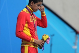 El nadador Enhamed Enhamed emocionado recibiendo la medalla 