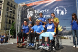 Entrega de trofeos a los atletas en silla de ruedas
