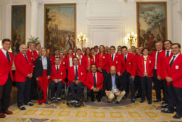 Foto de familia en la embajada espa�ola en Londres con la infanta Elena, la ministra Ana Mato y el presidente del Comit� Paral�mpico Espa�ol, Miguel Carballeda