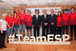 Foto de familia tras el acto
