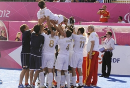El equipo de f�tbol 5 celebrando la victoria contra Argentina