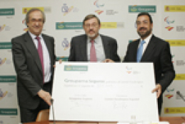 Florent Hillaire, Jaime Lissavetzky y Miguel Carballeda, con un cheque ficticio de la aportaci&#243;n de Groupama al Plan ADOP