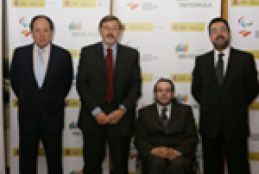 Javier Basagoiti, Jaime Lissavetzky, Juan Carlos Ramiro y Miguel Carballeda tras la firma del convenio.