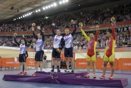 El t�ndem Porto-Villanueva en el podio con su medalla