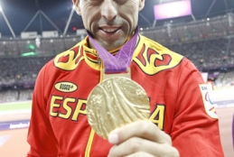 Jos� Antonio Exp�sito con su medalla de oro en salto de longitud