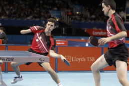 Jos� Manuel Ruiz y Jorge Cardona compitiendo en tenis de mesa