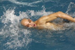 Richard Oribe nadando a crol