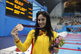 Sarai Gasc�n con su medalla de bronce