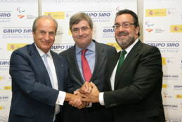Gonz�lez Serna, Cardenal y Carballeda tras la firma