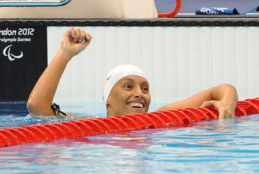 Teresa Perales contenta tras lograr la medalla de bronce en 100 metros braza