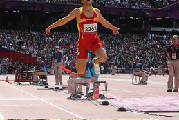 El atleta Xavi Porras en el triple salto para ciegos totales Londres 2012