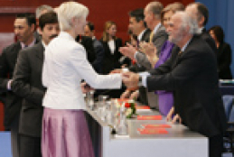 Carmen Herrera recibe la Medalla de Oro.